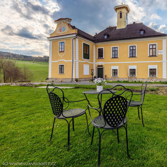 Mit „Šumava Litera“ zum Schloss Nemilkov und in die Galerie in Bayerisch Eisenstein