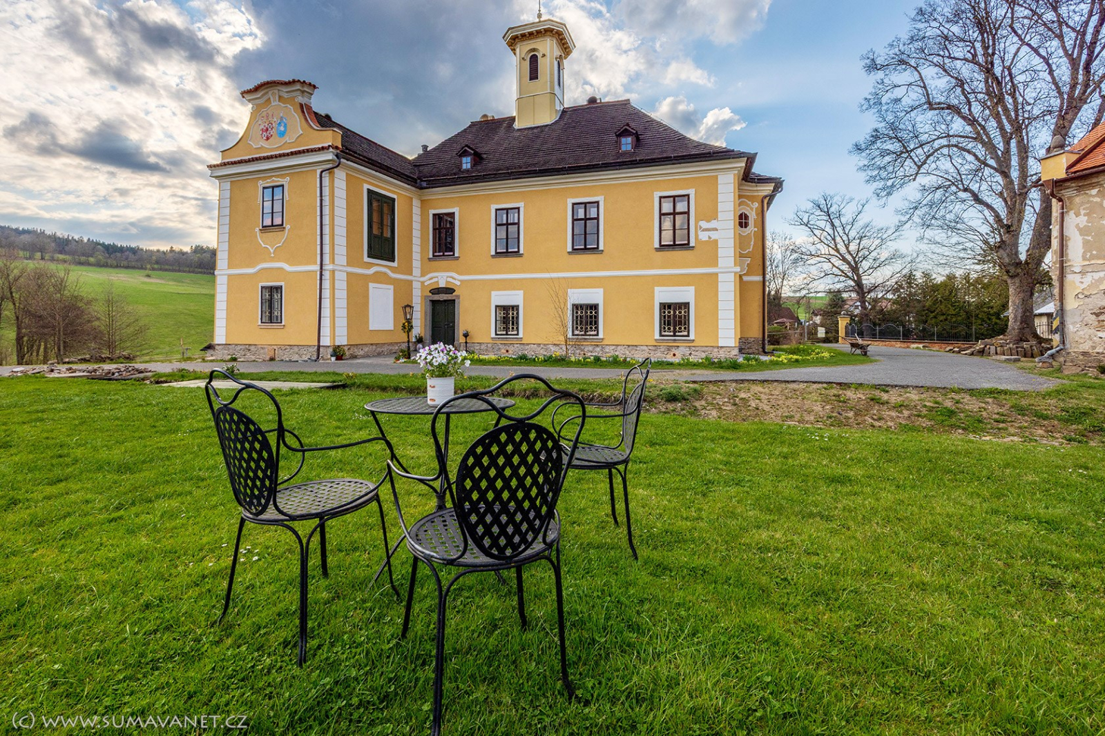 Mit „Šumava Litera“ zum Schloss Nemilkov und in die Galerie in Bayerisch Eisenstein